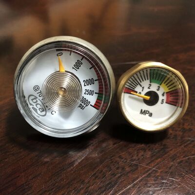 Pressomètre et compteur de gaz industriels avec étalonnage spécifique au gaz pour une sécurité critique et des performances résistantes aux fuites