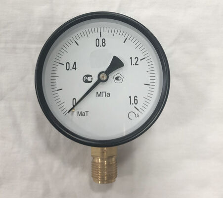 Un manomètre certifié. Un manomètre hydraulique. Un manomètre de haute pression.