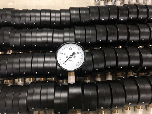 Un manomètre de 100 mm russe.
